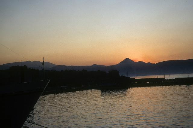 greece0192.jpg - Sunset in Iraklion.